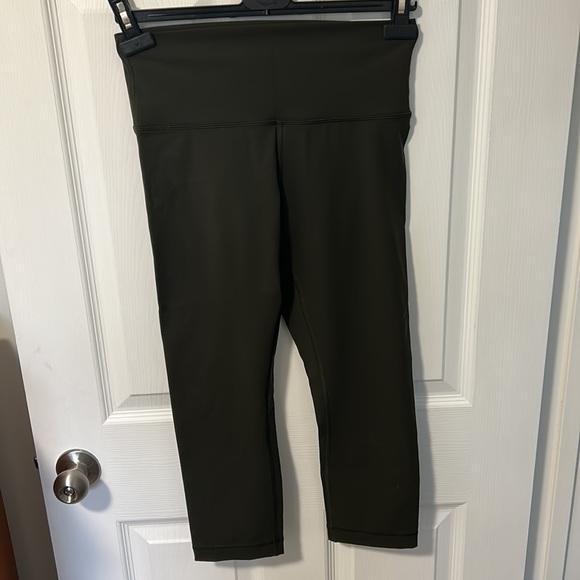 Authentic Lululemon CROP leggings - Picture 3 of 3
